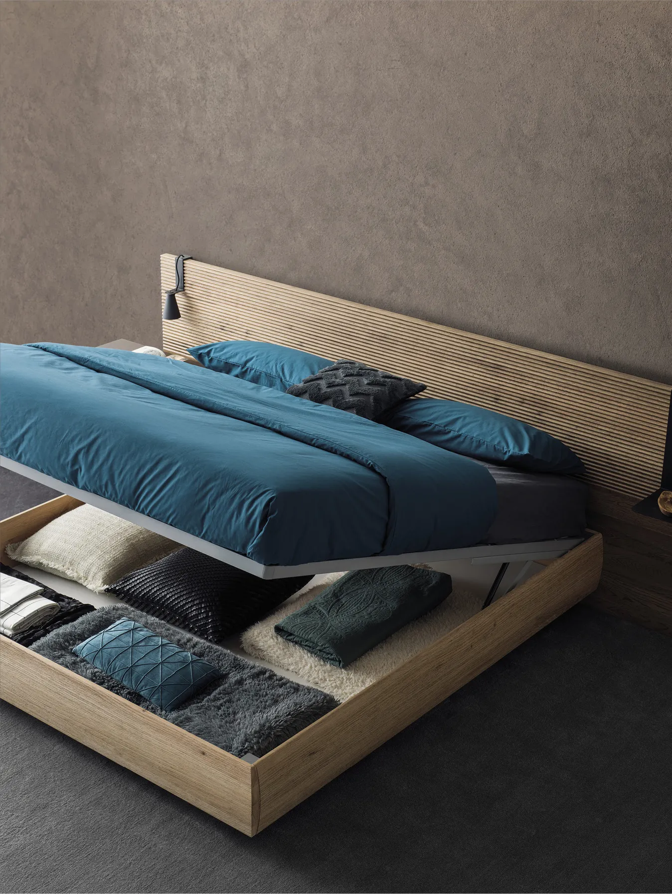 Letto Zen Devina Nais con giroletto Bold aperto sul vano contenitore