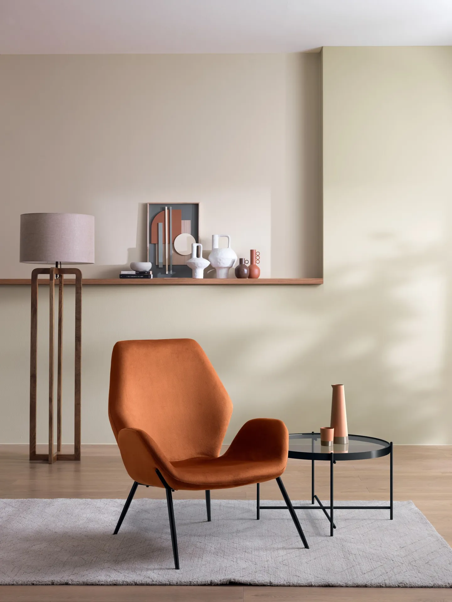 Poltrona Brandy Stones color caramello con gambe nere in metallo, ambientata