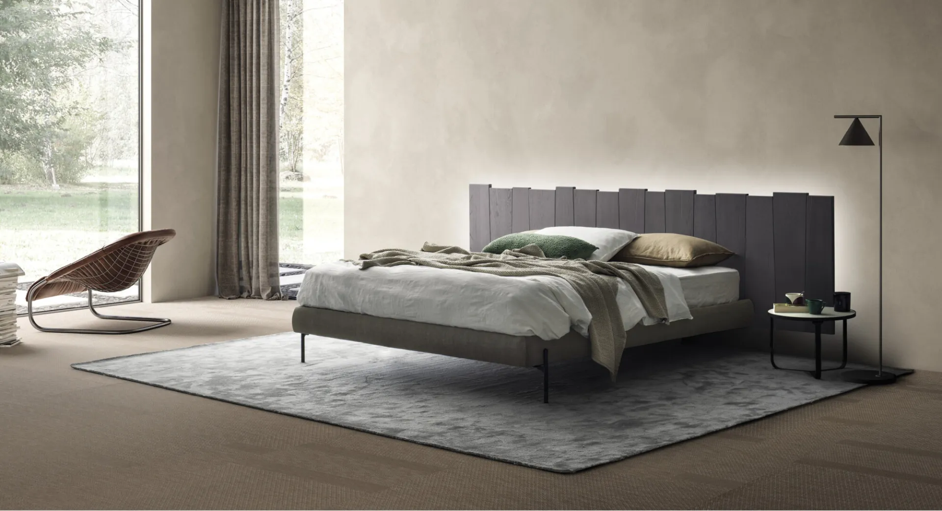 Letto Urban Ranch Devina Nais con testiera a doghe grigio scuro e giroletto imbottito