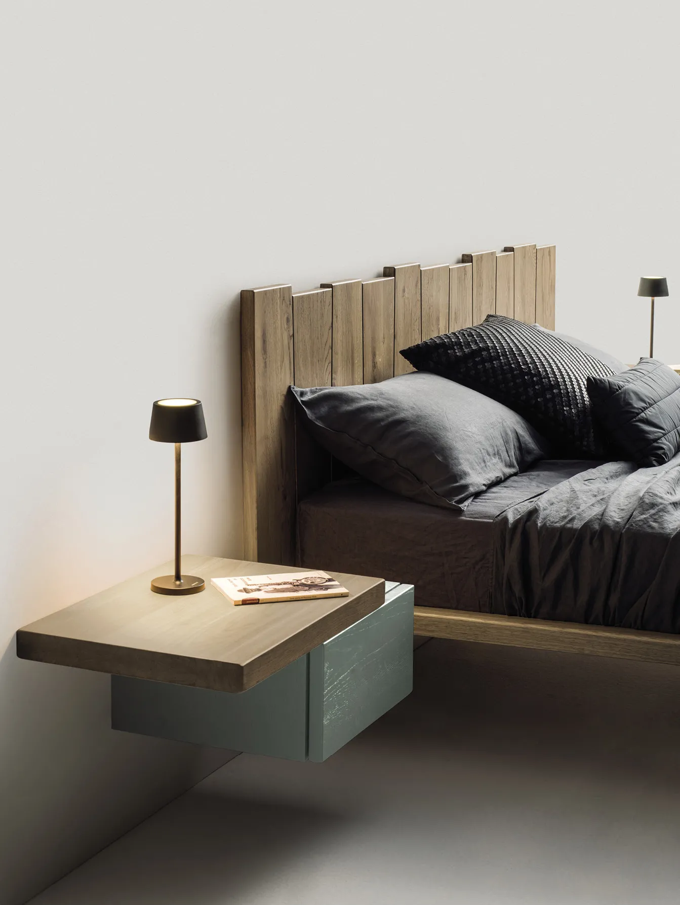 Particolare della testiera Urban Ranch Devina Nais in rovere con comodino sospeso e lampada