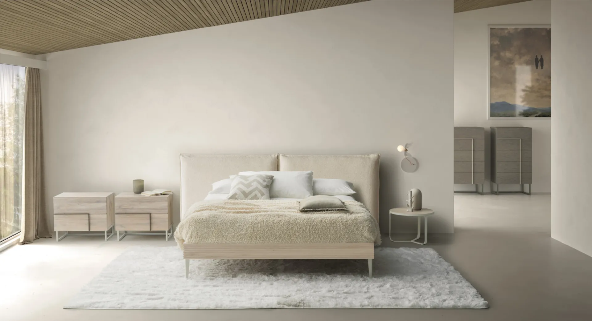 Letto Chloè Devina Nais con testiera imbottita chiara e giroletto in legno in una camera luminosa