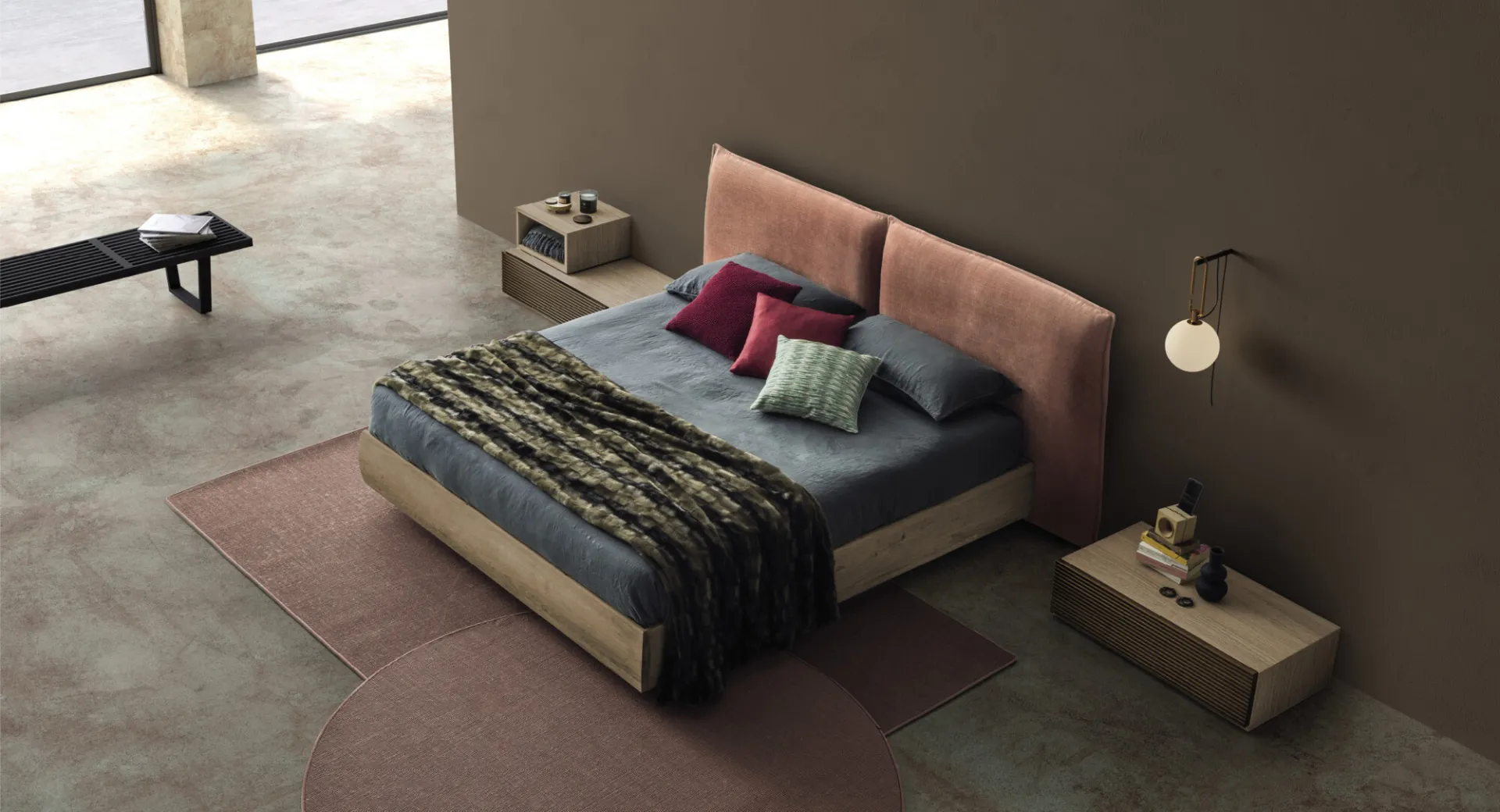Letto Chloè Devina Nais con testiera color cuoio visto dall'alto, con comodino in legno