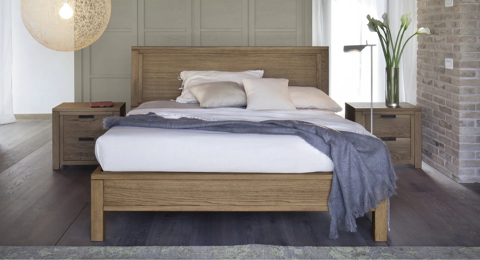 Letto Quadra Devina Nais in rovere naturale con comodini e lampada a sospensione