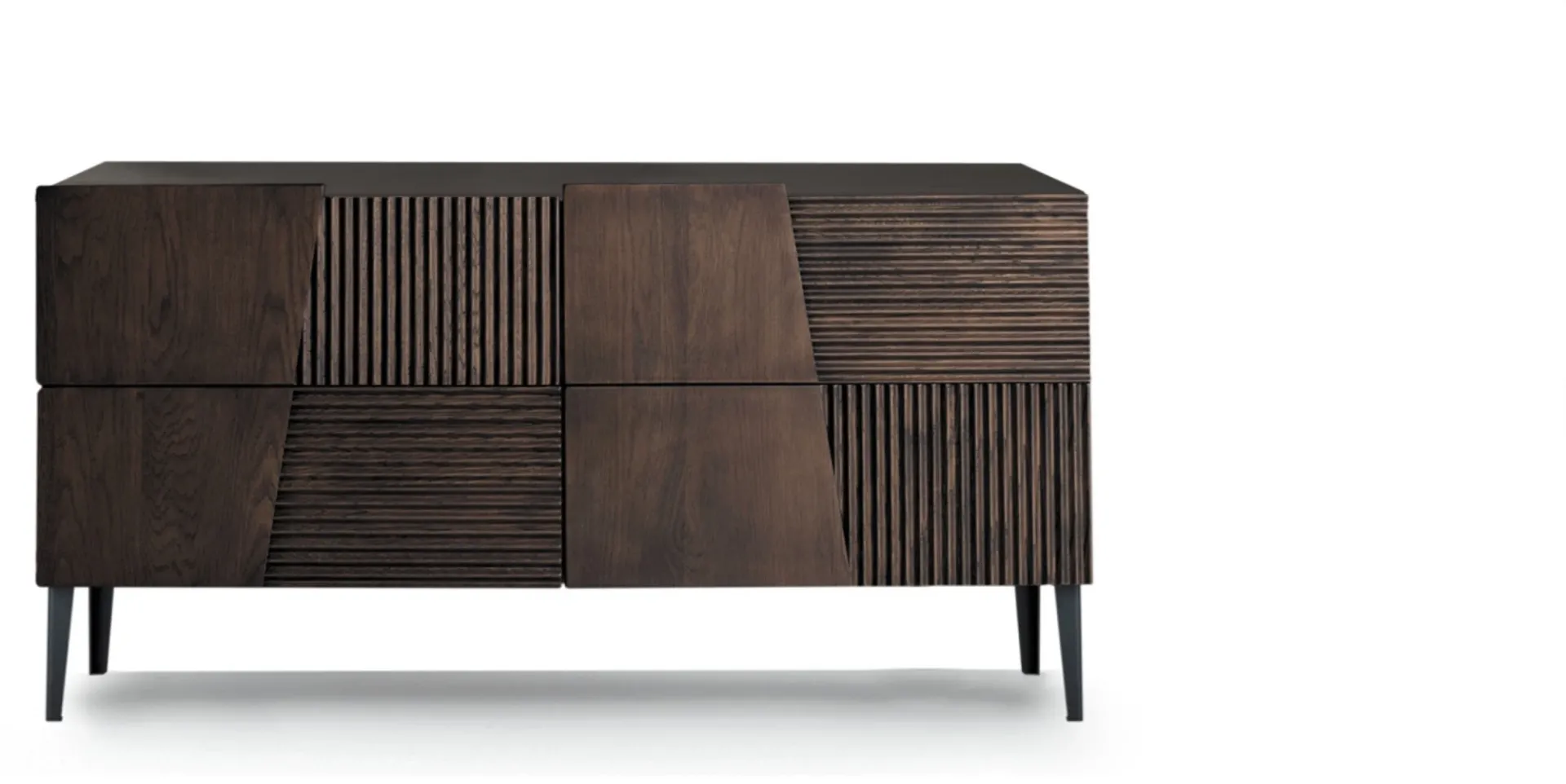 Comò Design Devina Nais in rovere scuro su piedini alti, vista frontale su fondo bianco