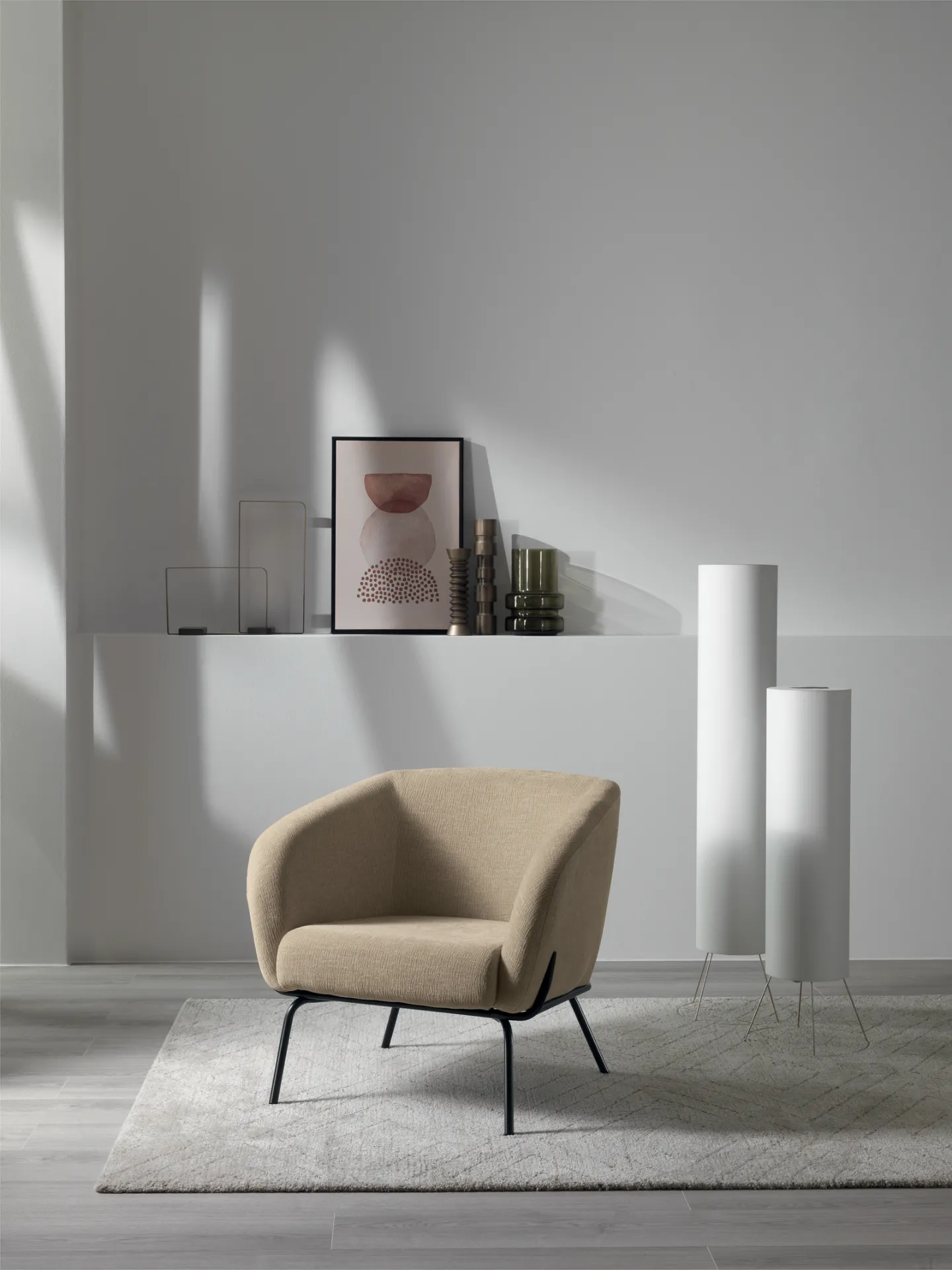 Poltrona Sherry Stones in velluto beige nello stesso ambiente dai toni neutri