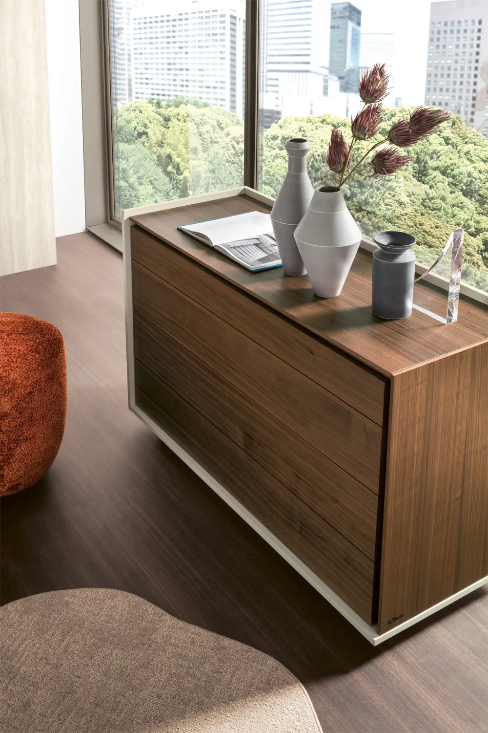 Comò Flora Le Fablier nella versione con top in legno, visto dall'alto