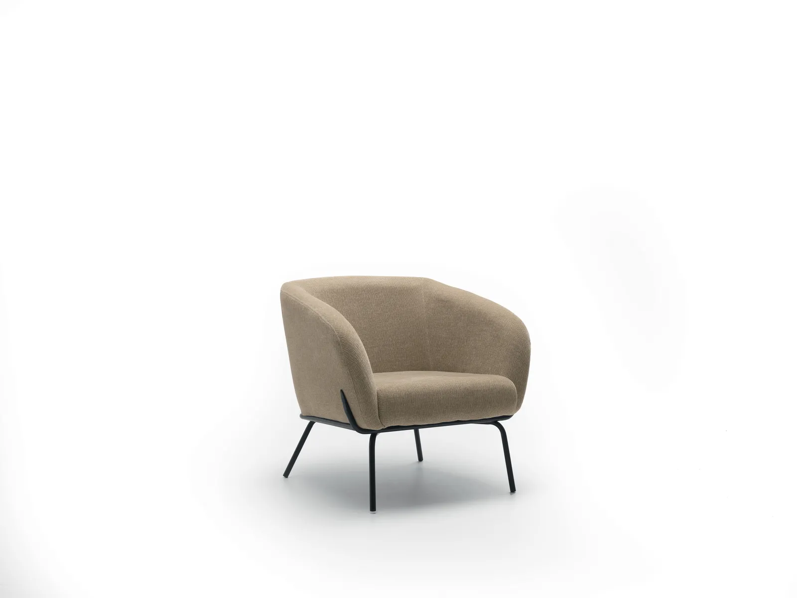 Poltrona Sherry Stones beige bassa e avvolgente su fondo bianco