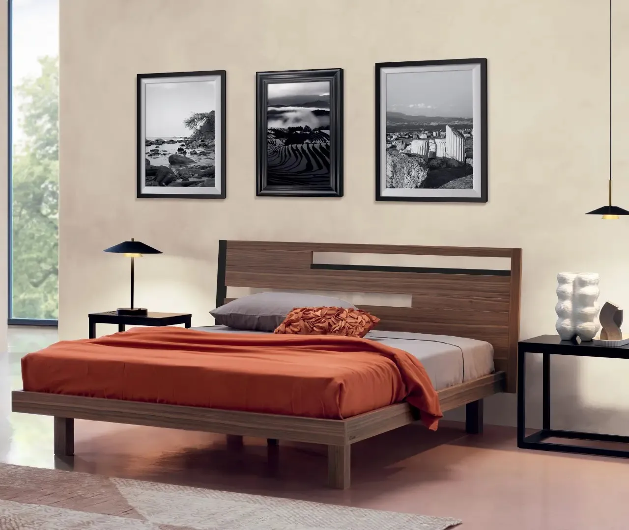Letto Orizzonte Le Fablier con testata in noce canaletto e inserto orizzontale laccato