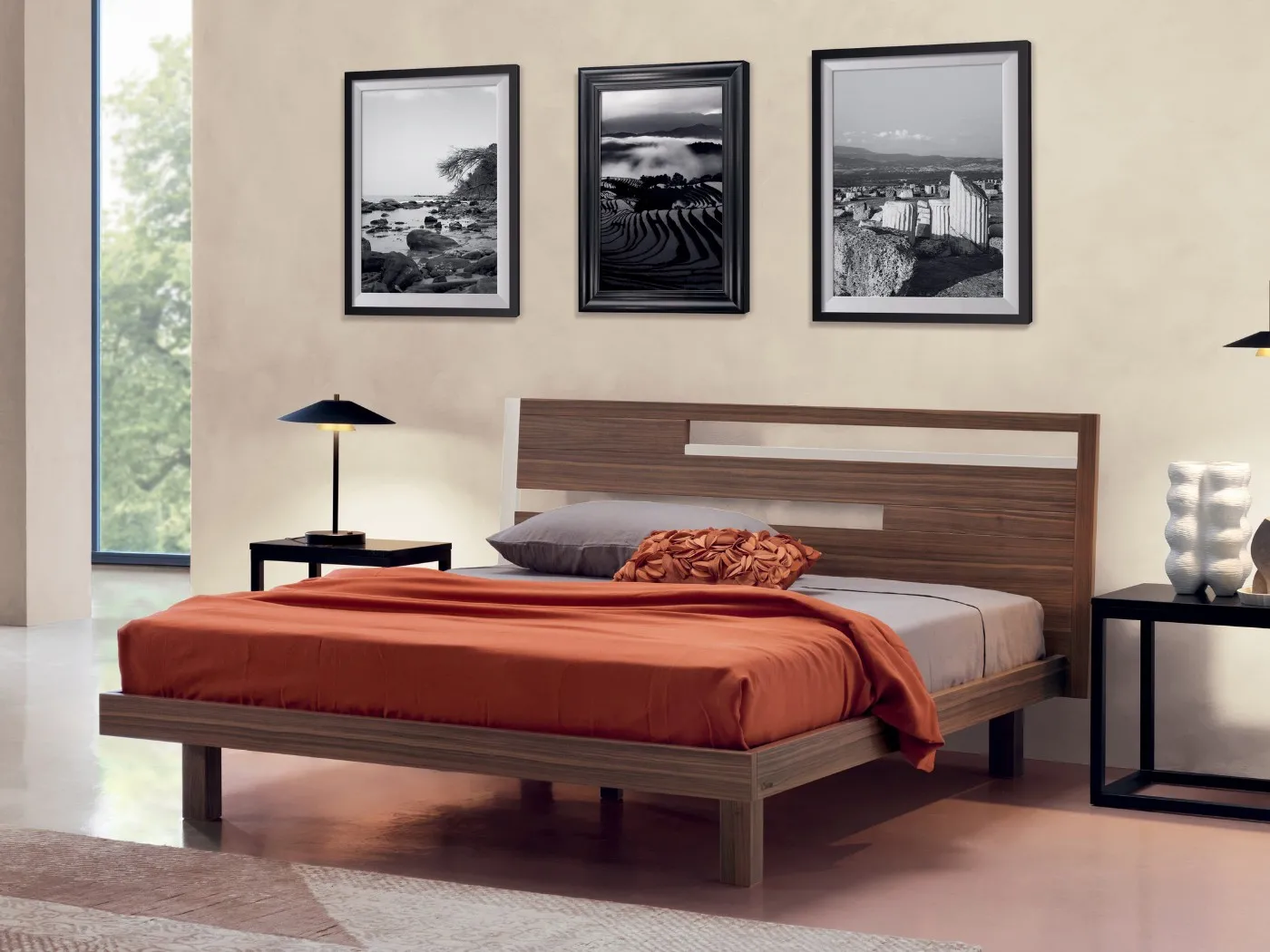 Letto matrimoniale Orizzonte Le Fablier visto di tre quarti in camera da letto