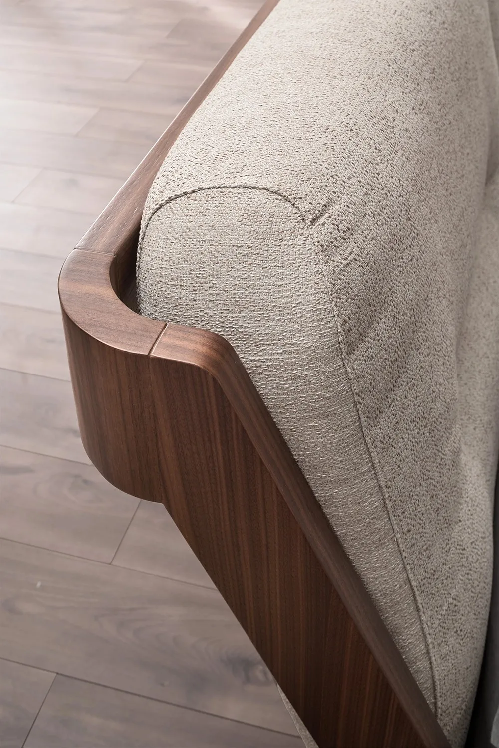 Dettaglio del cuscino in tessuto e del legno curvato del letto Sussurro Le Fablier
