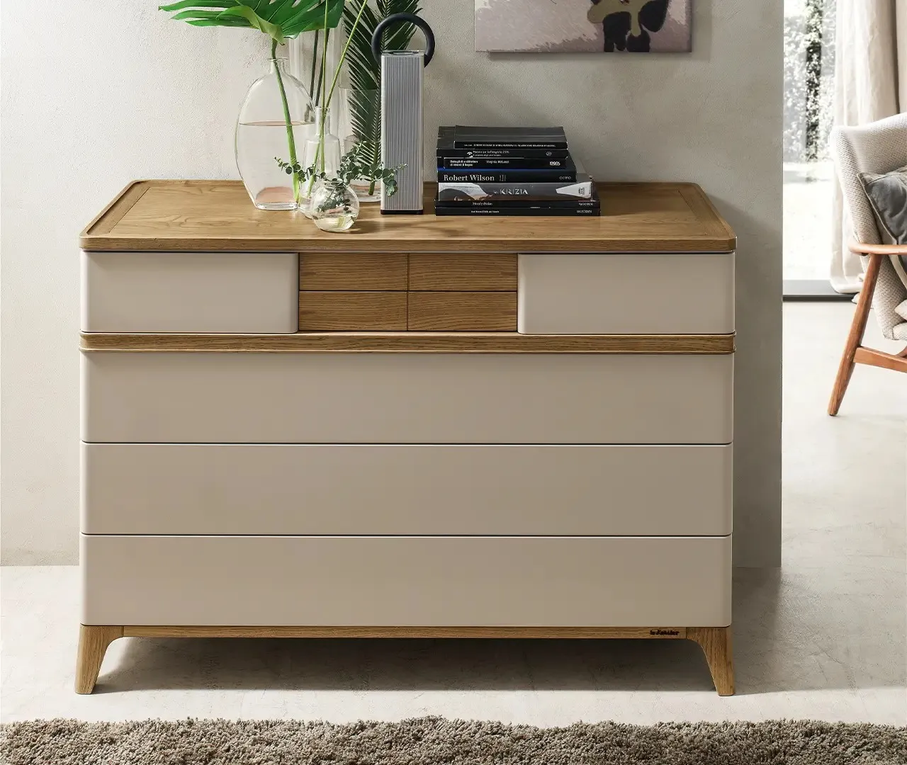 Comò Guru Le Fablier laccato chiaro con top, fascia e piedini in rovere