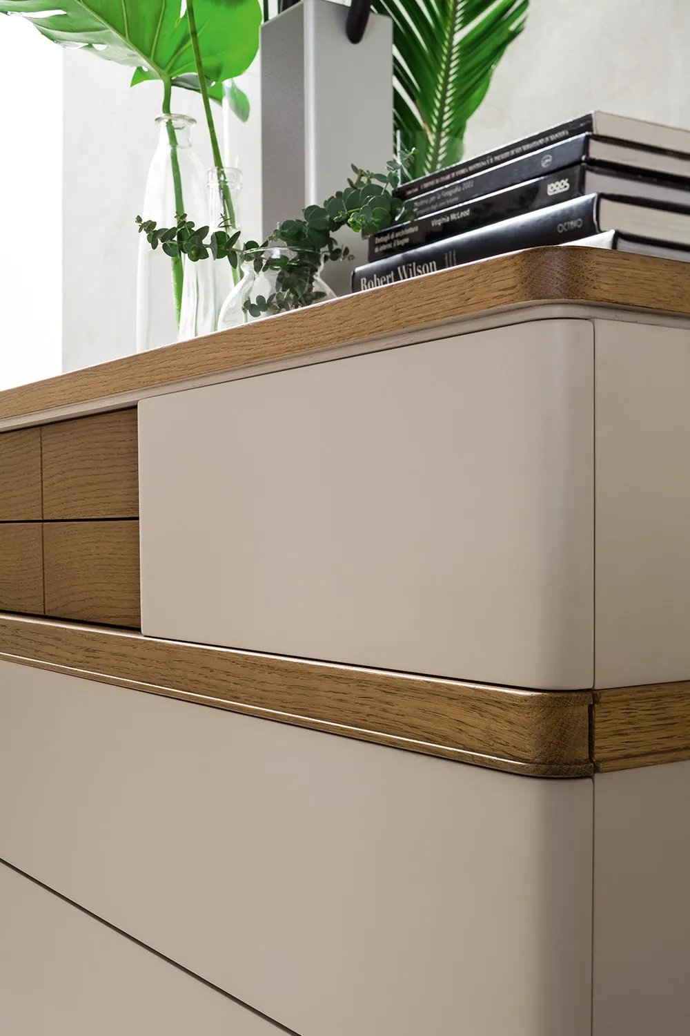 Angolo del comò Guru Le Fablier con la fascia in rovere fra i cassetti