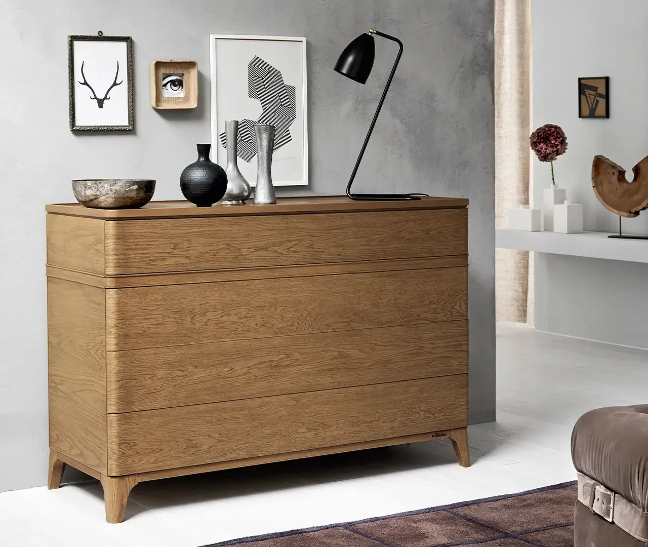 Comò Karma Le Fablier in rovere chiaro a quattro cassetti in un ambiente luminoso