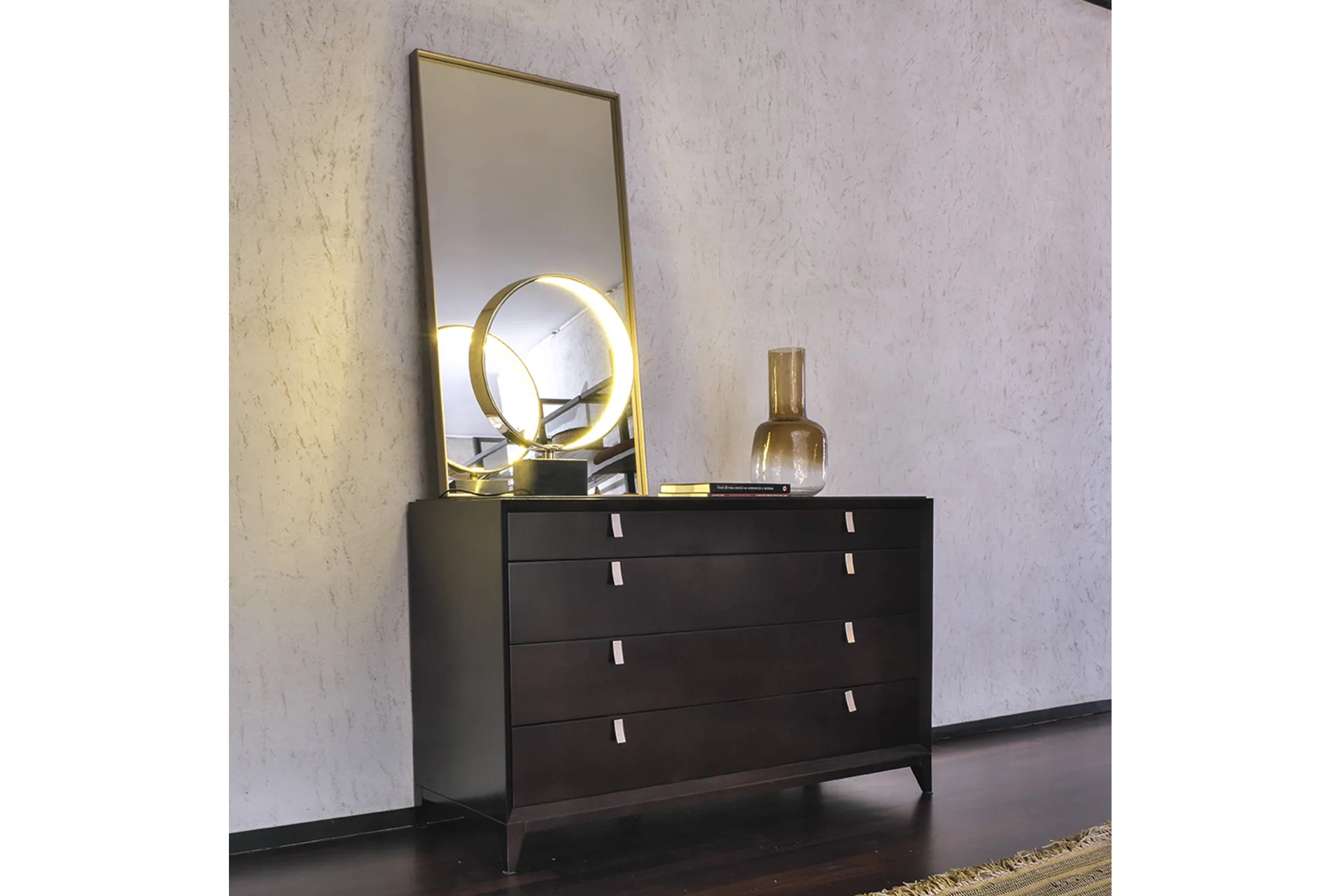 Specchio rettangolare Tosato 10.72 con cornice bronzo su un comò scuro con lampada tonda