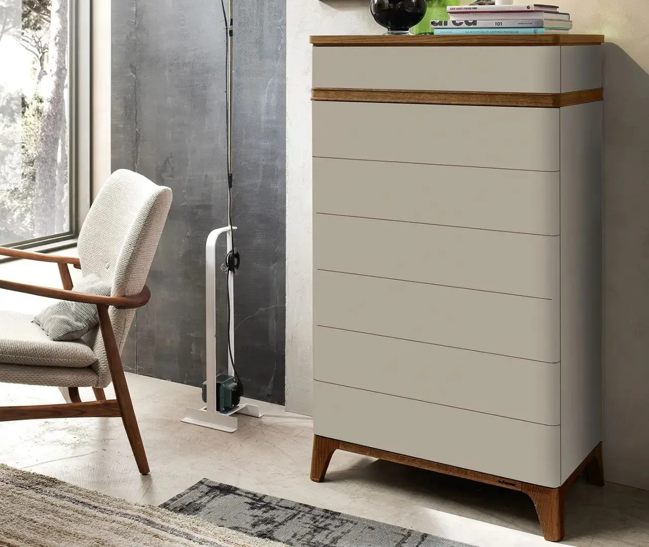 Cassettiera Atha Le Fablier laccata chiara con fascia e piedini in rovere