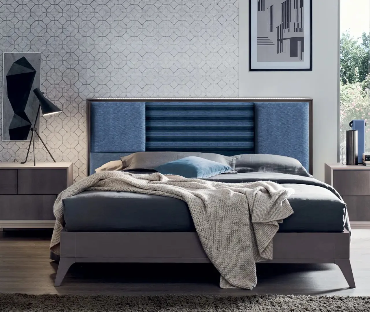 Letto Coriandolo Le Fablier con cornice in frassino scuro e testiera imbottita blu
