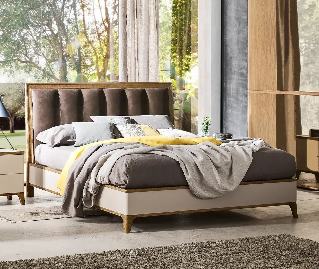 Letto Deva Le Fablier con testiera capitonné scura incorniciata in rovere