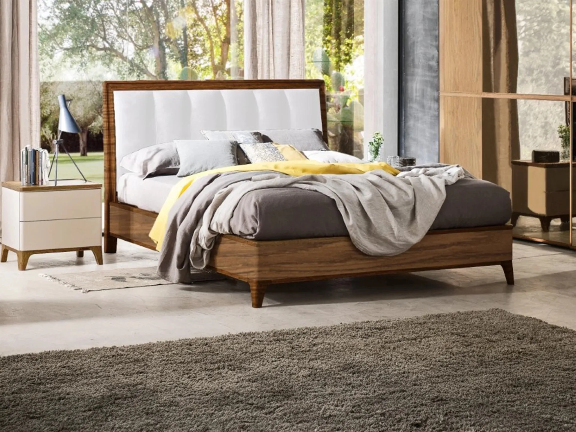 Letto Deva Le Fablier con testiera imbottita chiara e struttura in rovere