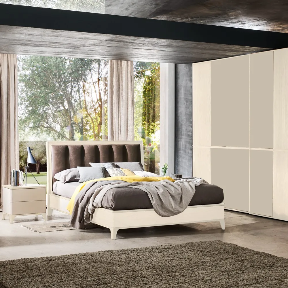 Letto Deva Le Fablier con parti laccate avorio accanto a un armadio chiaro