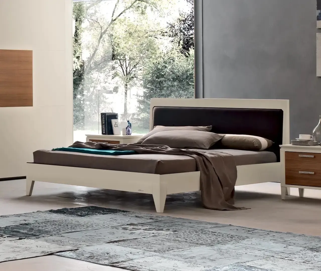 Letto Ligustro Le Fablier laccato chiaro con pannello imbottito scuro sulla testiera