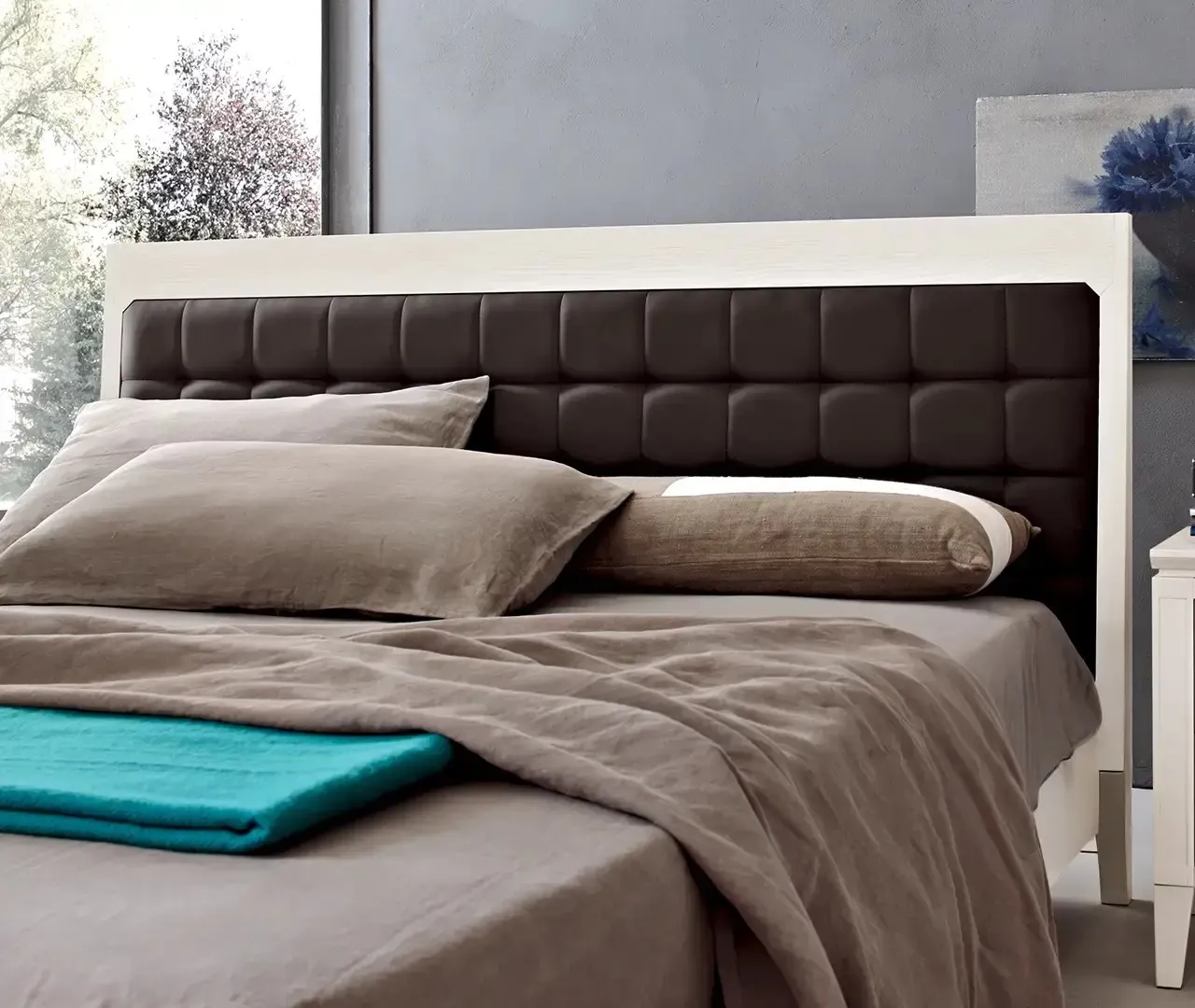 Letto Lino Le Fablier con testiera trapuntata scura e cornice laccata chiara