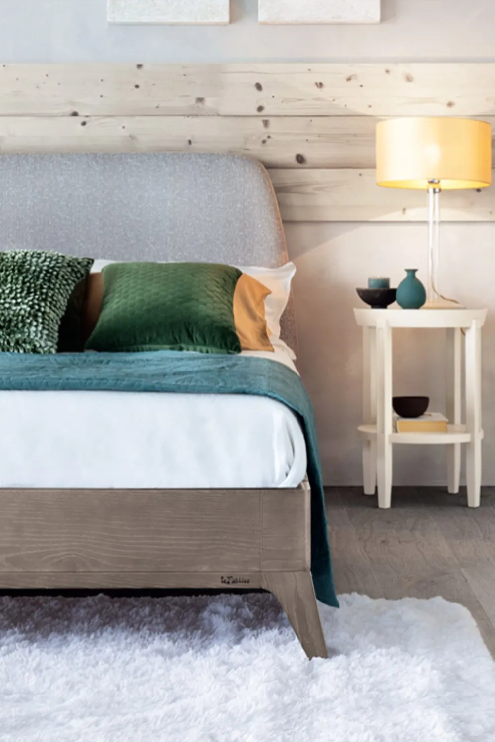 Letto Liquirizia Le Fablier visto di lato con comodino chiaro
