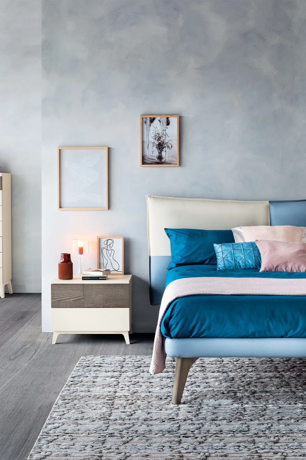 Letto Menta Le Fablier in una camera dalle pareti grigio chiaro