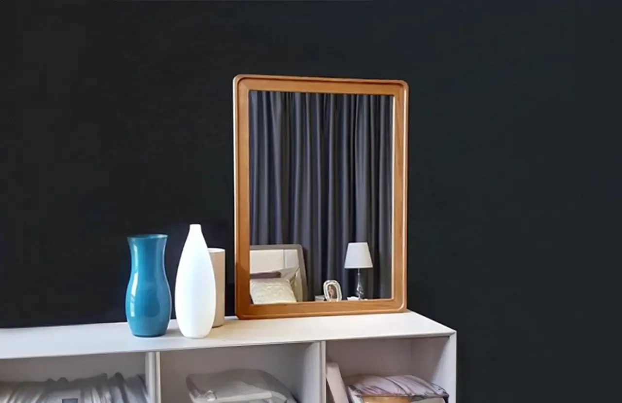 Specchiera Maya Le Fablier con cornice in rovere su una parete scura