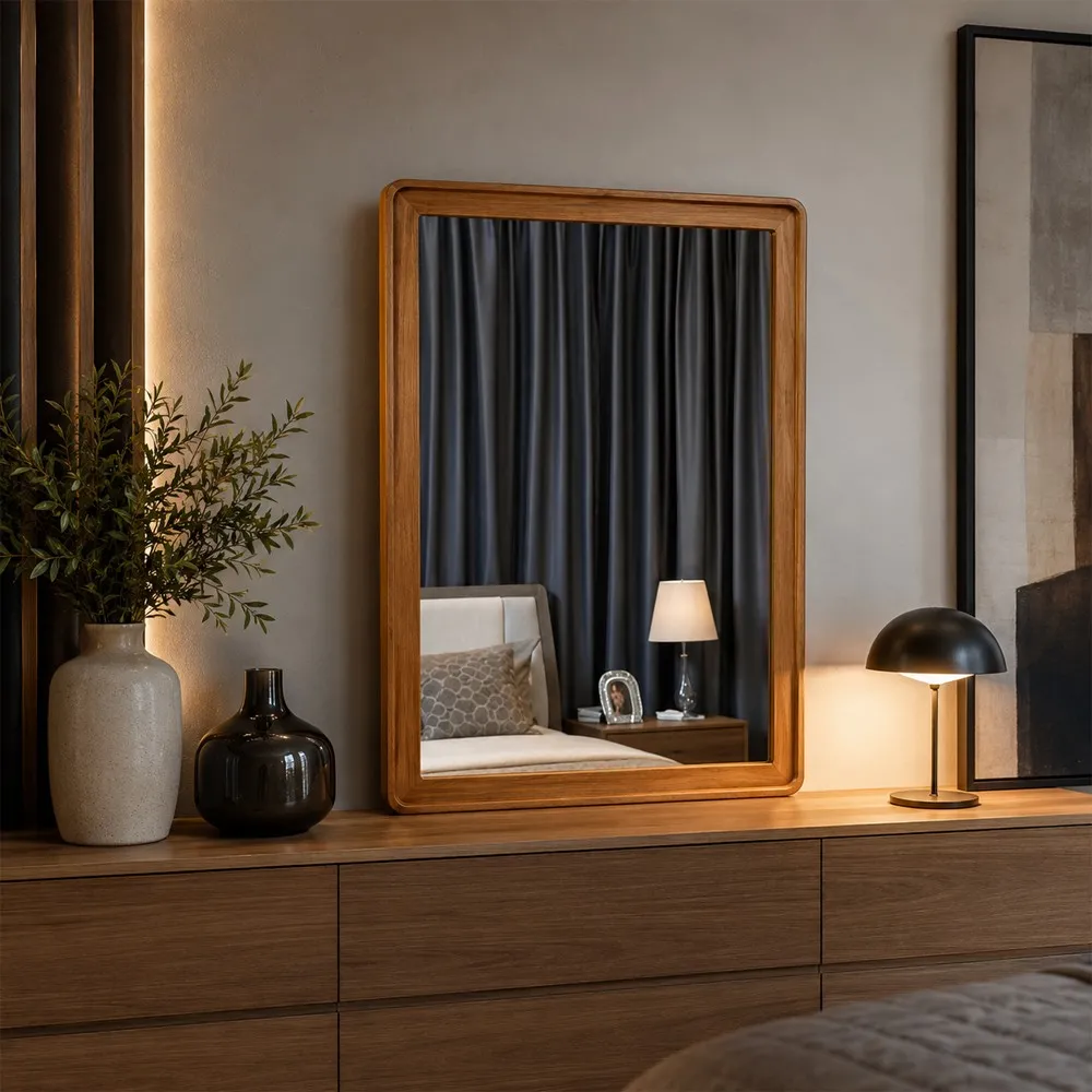 Specchiera Maya Le Fablier con cornice in rovere zenzero sopra un mobile