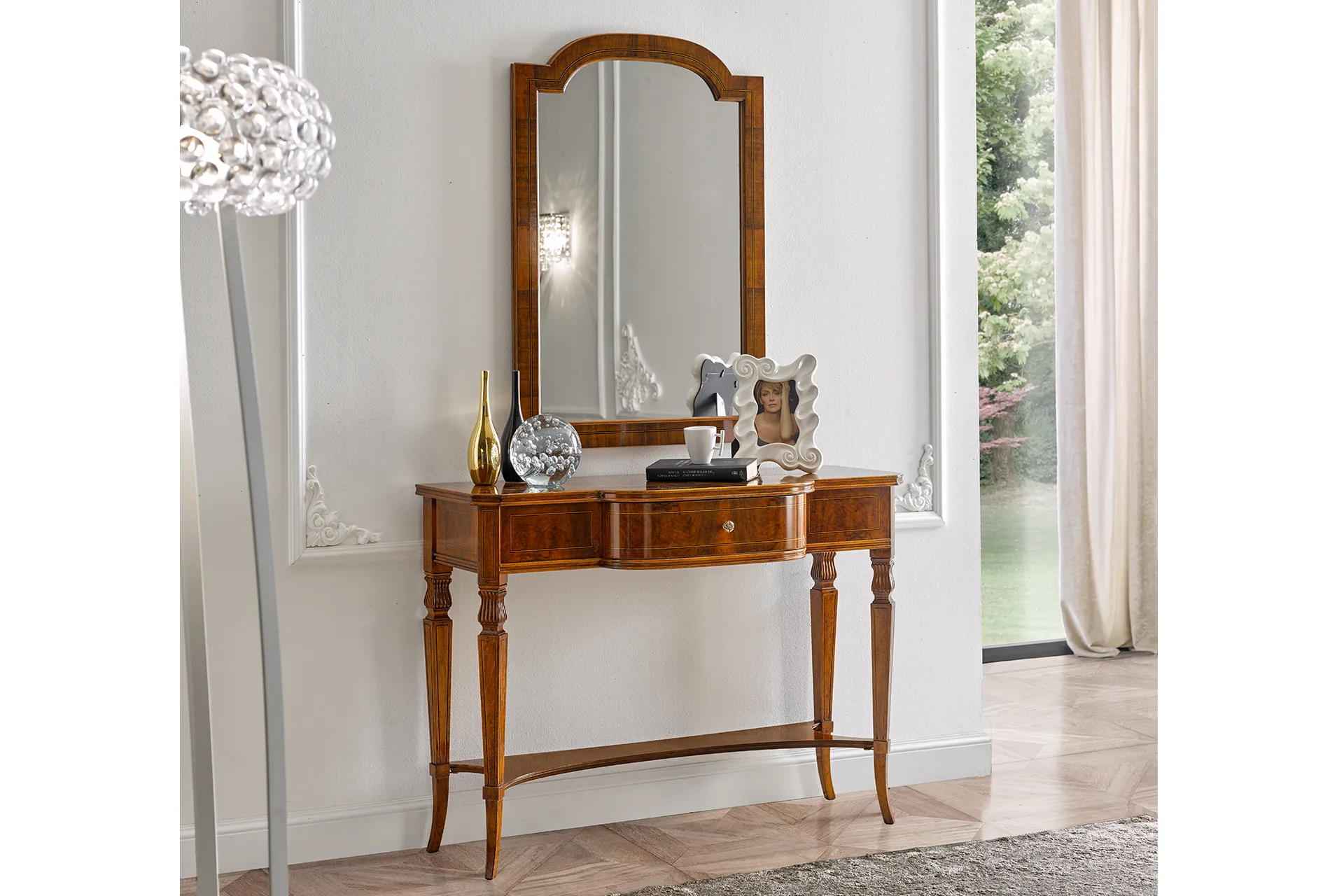 Specchiera intarsiata Tosato 10.69 ad arco sopra una consolle in noce con gambe tornite