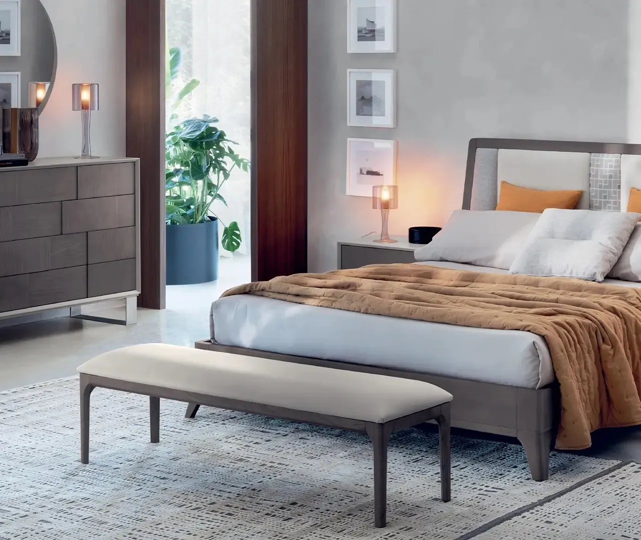 Panchetta Asia Le Fablier in rovere scuro con seduta chiara ai piedi di un letto