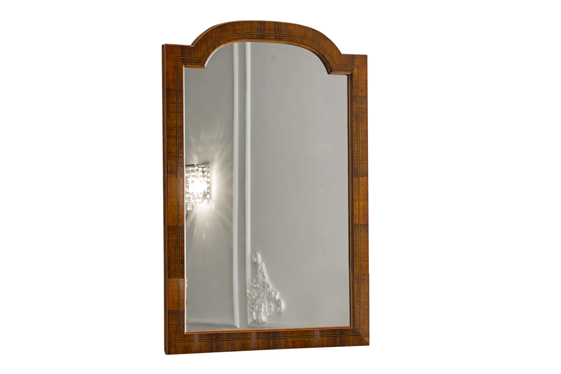 Specchiera Tosato 10.69 in noce con sommità sagomata su fondo bianco