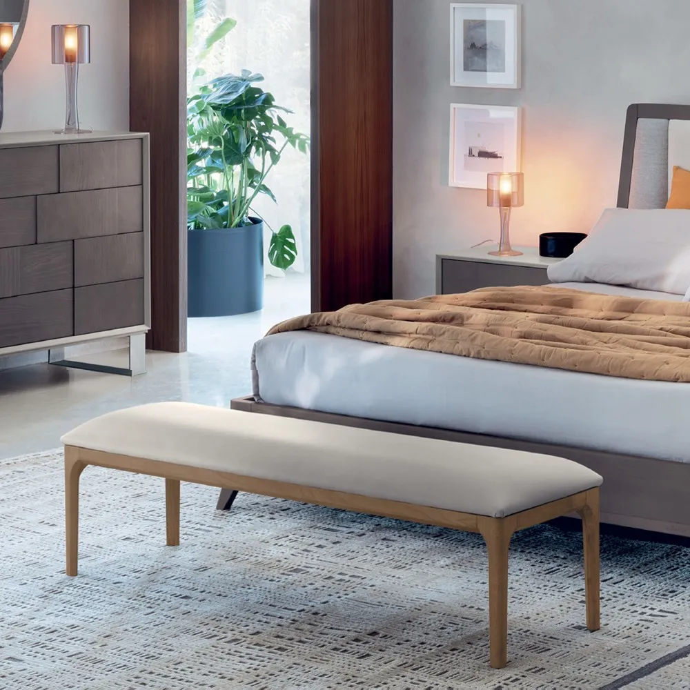 Panchetta Asia Le Fablier in rovere tinta zenzero in camera da letto