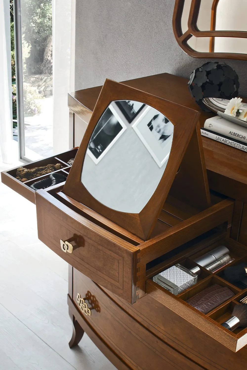 Cassetto del comò Soleil Le Fablier con vassoio portagioie e specchietto sollevato