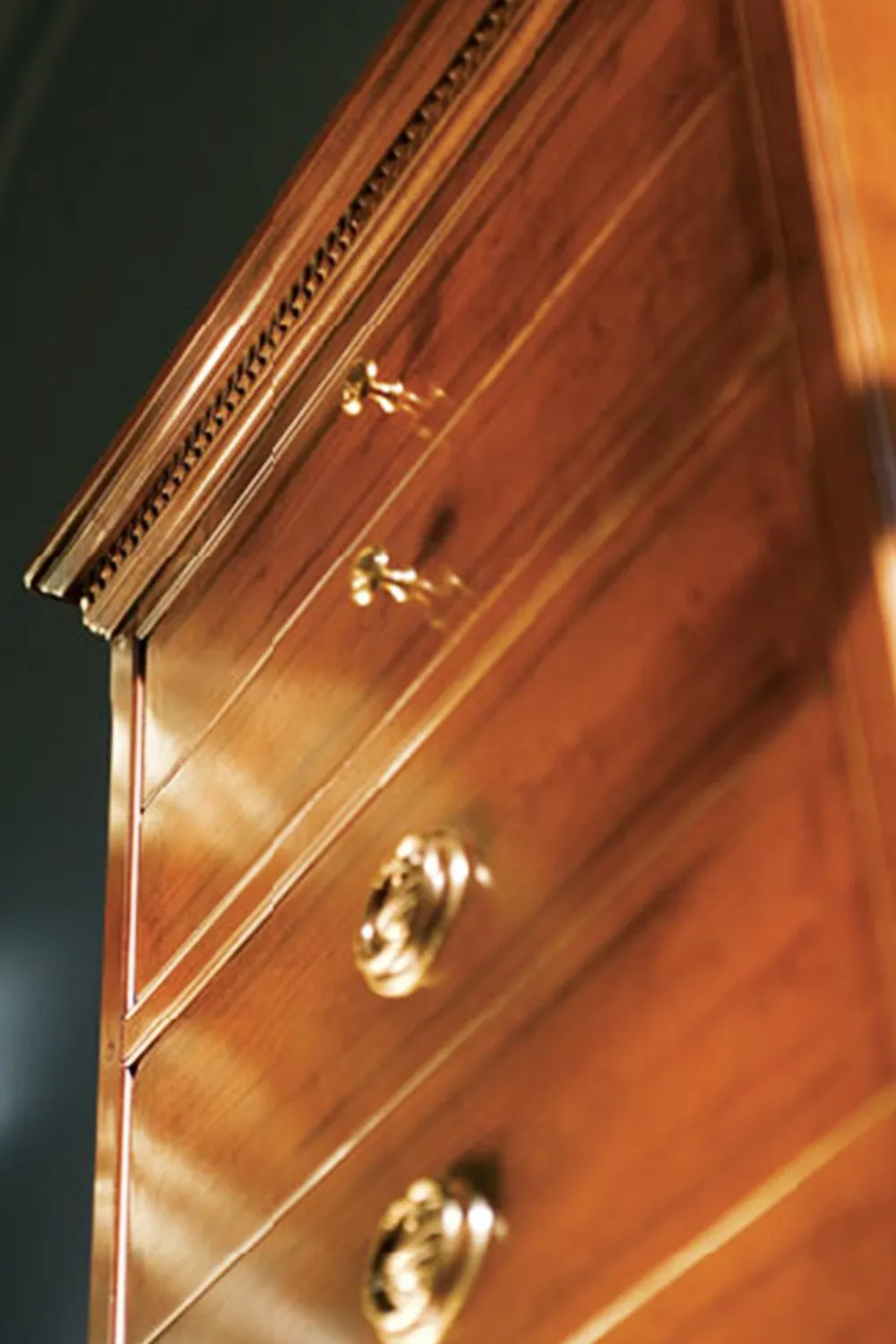 Particolare della cornice e dei cassetti decorati della cassettiera Dalia Le Fablier