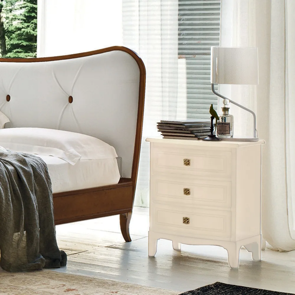 Comodino Cometa Le Fablier in finitura avorio vicino al letto