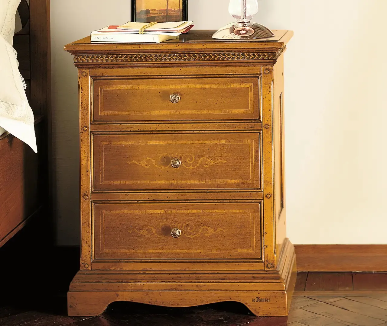 Comodino classico Mughetto Le Fablier in ciliegio a tre cassetti decorati