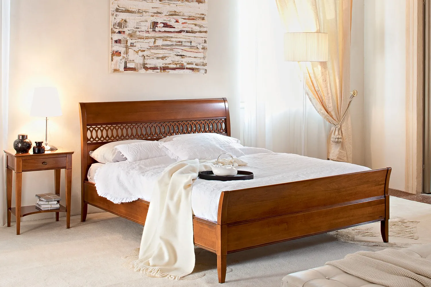 Camera classica con letto in legno e comodino Zircone Le Fablier sul lato sinistro