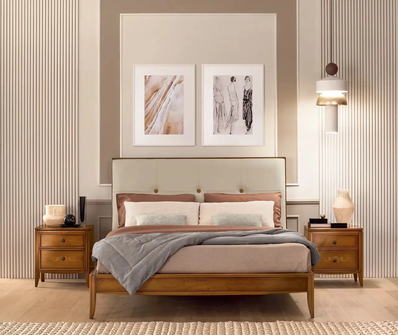 Letto classico Armonia Le Fablier in legno francese con testata imbottita chiara tra due comodini