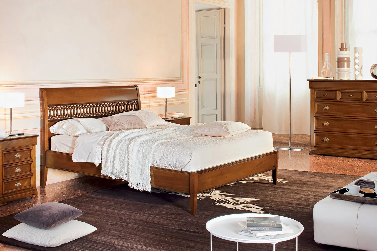 Camera classica con letto Corallo Le Fablier in legno, comodino e comò
