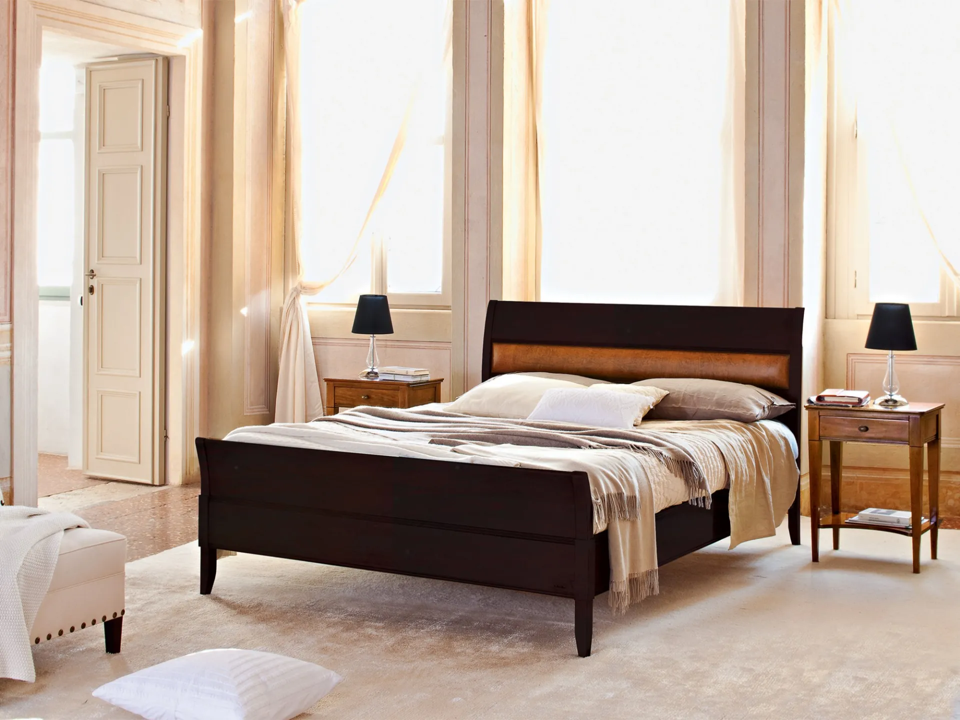 Letto Granato Le Fablier colorato nero tra due comodini in legno
