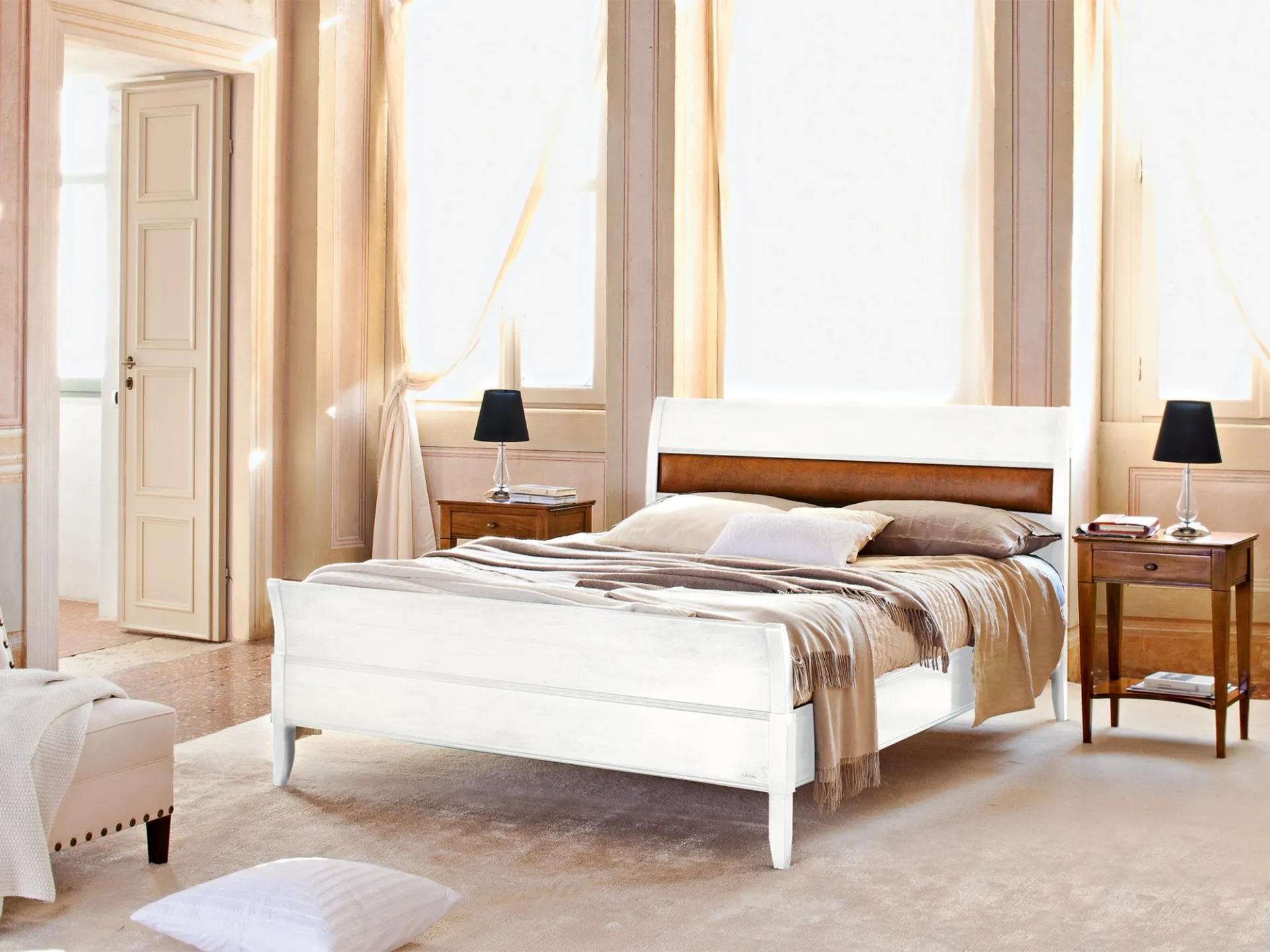 Letto Granato Le Fablier bianco in una camera luminosa con tende chiare