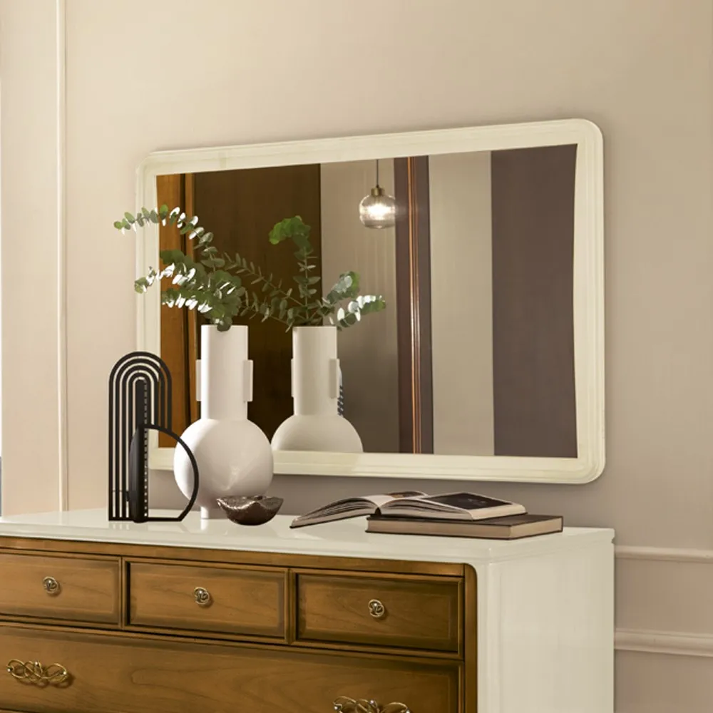 Specchiera Sorriso Le Fablier avorio sopra un comò bianco