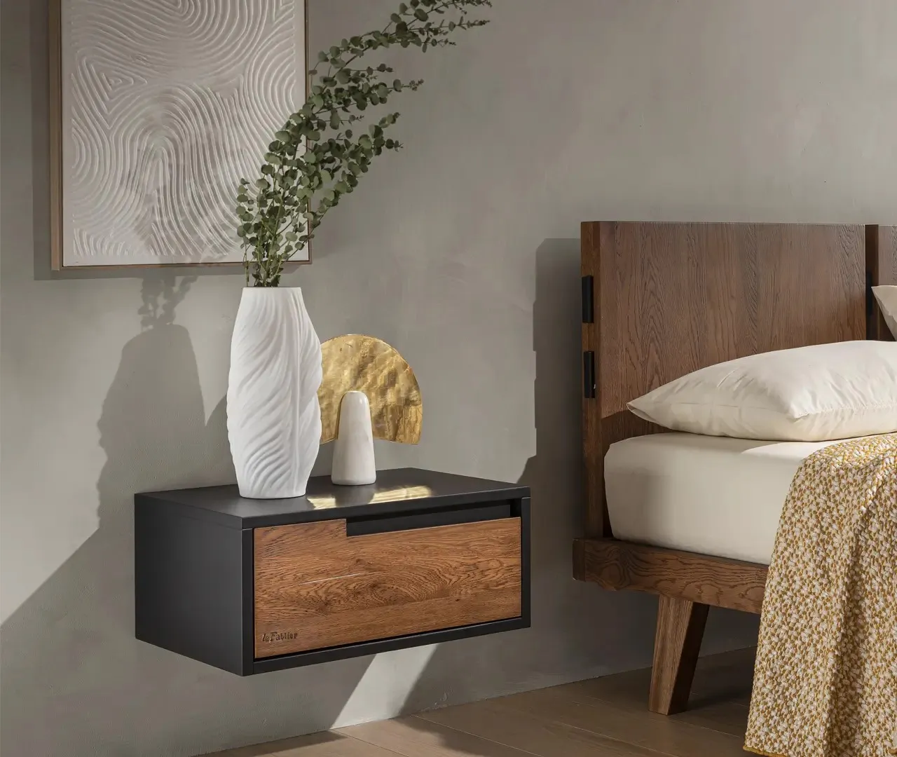 Comodino sospeso Giacarta Le Fablier con cassetto in rovere e guscio nero accanto al letto