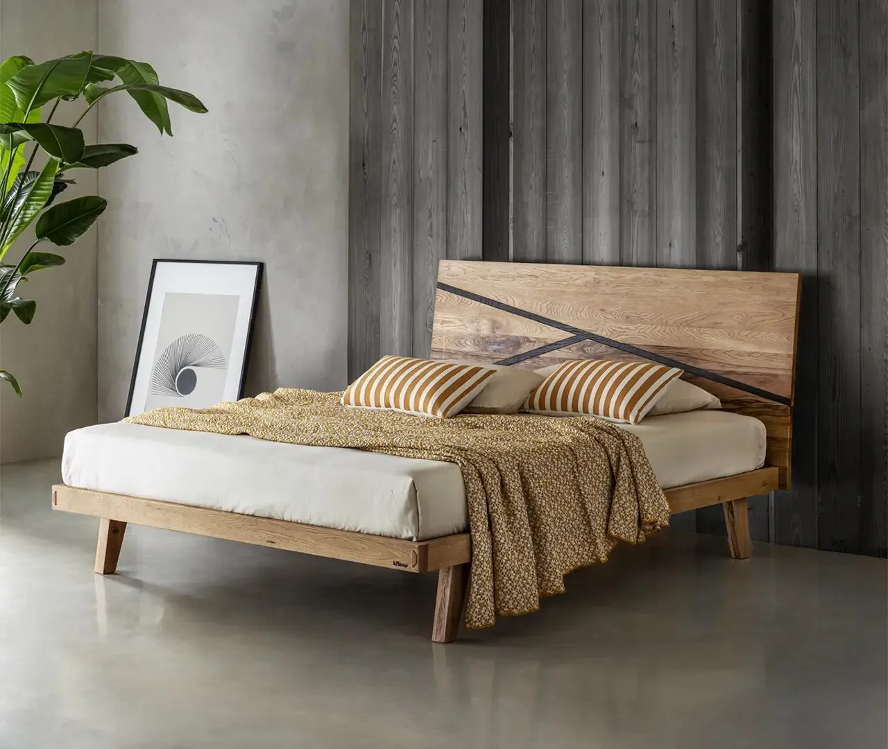 Letto moderno Madeira Le Fablier in rovere con linee oblique scure sulla testiera