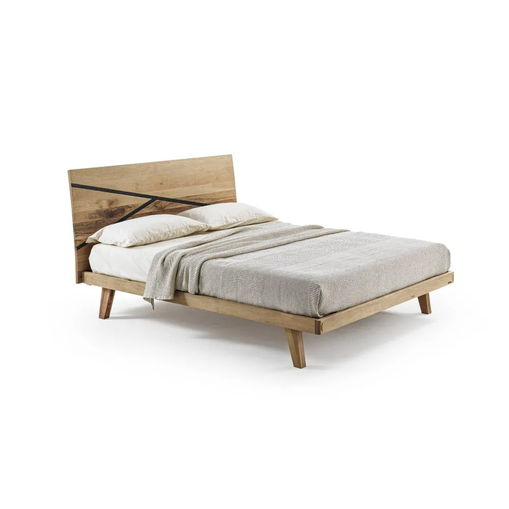 Letto Madeira Le Fablier in rovere naturale su fondo bianco