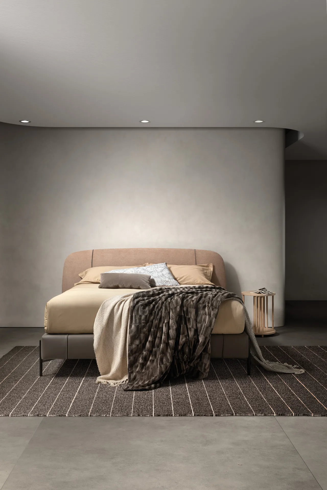 Letto Set Samoa visto di fronte su gambe sottili, con plaid e tappeto a righe