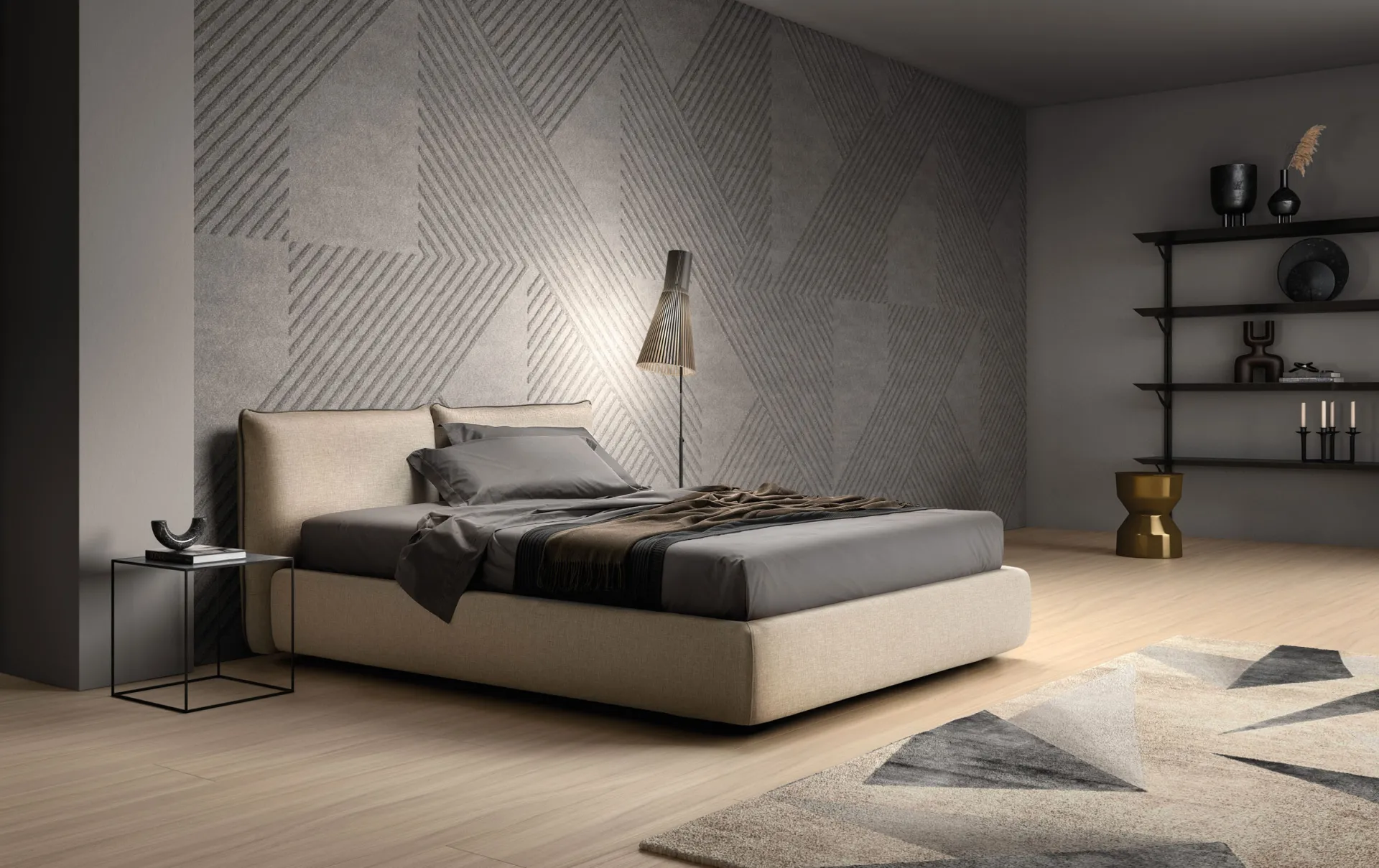 Letto imbottito Modern Samoa beige con testiera a cuscini, davanti a una parete a rilievi geometrici