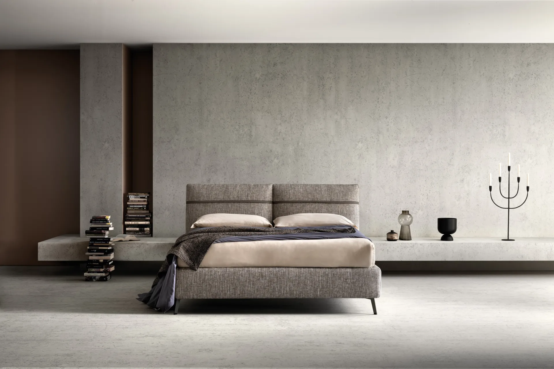 Letto matrimoniale Chop Samoa in bouclé marrone chiaro con fascia scura sulla testiera
