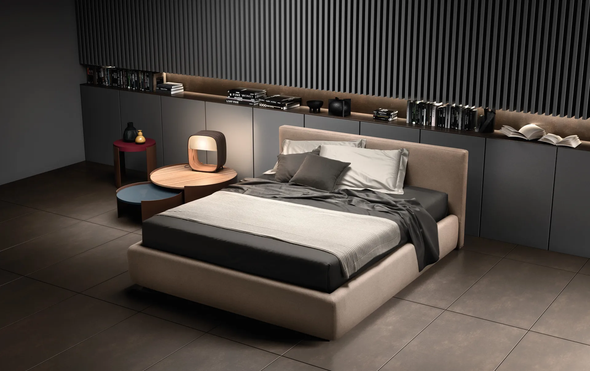 Letto imbottito Happy Samoa color sabbia con testiera bassa, in una camera scura con mensola libreria